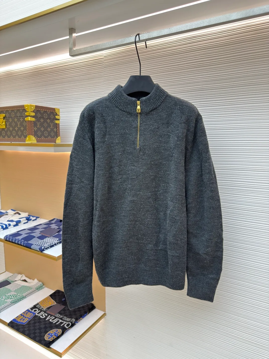 LOUIS VUITTON intarsia dark pattern zipper sweater ●Authentic product: purchased and developed at 16700 ●Item number: 1680364-B50 ●Fabric: cashmere fabric ●Technology: intarsia production ●Version: loose version ●Weight: about 585 grams ●Size: XS-S-M-L ●Description: Made of 80% wool, 15% cotton, 15% fiber. This fabric is very warm and the blend is not prone to pilling. Because clothes with a high wool content have a slightly wooly feel, they can be worn as outerwear if you are not used to it. The zipper uses the original No. 5 slider, which is made from pure copper material and has a very heavy feel. The entire zipper and slider are aged by electroplating, the middle of the slider is laser-cut out, and the brand's iconic LOGO is molded out with a flat surface grinder. The overall wiring is straight and delicate, the fabric is comfortable and soft, and the color is consistent without color difference. It can be matched with the same style to create a fashionable look and control various occasions. Customized accessories, complete with three standards, same style for men and women!